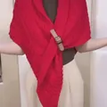 Nahaufnahme des roten Strickschals mit stilvoller brauner Gürtelschnalle als Detail - Dreiecksschal mit Lederschnalle (Oberteil) / Rot