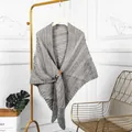 Eleganter grauer Strick-Poncho-Schal mit Schnalle an goldener Kleiderstange. - Dreiecksschal mit Lederschnalle (Oberteil) / Grau