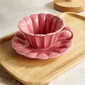 Elegantes rosa keramik kaffeetassen und untertassen set in blütenform auf holztablett - Tasse Und Untertasse / Fuchsia