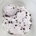 Weicher lila Taro Butter Slime Stressball mit braunen Zahnrad-Einschlüssen zur Entspannung - Taro-Paste-Stil / Lavendel