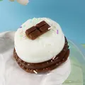 Zacht simulatie cake squishy speelgoed met chocolade topping en kleurrijke hagelslag - Koffie Chocolade Roomtaart / Bruin