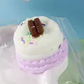 Simulatie cake squishy speelgoed met chocolade topping en gekleurde hagelslag details - Paarse chocolade-crèmetaart squishy / Paars