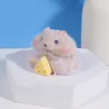 Schattige hamster squishy met pluizige textuur en geel kaasje op een witte zeshoekige basis - Bruin Gevlokte Hamster