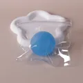 Blauer Maltose-Stressball in einem Klarsichtbeutel auf einem weißen Blumentablett - Malzzucker Blau