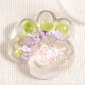Primer plano detallado de un squishy de pata de gato transparente con purpurina y colores - Estilo Uva / Squishy de pata de gato transparente de uva