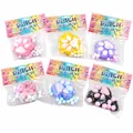 Vue détaillée de jouets squishy en forme de patte de chat colorée dans leur emballage. - Style pailleté / Blanc