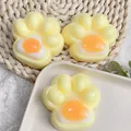 Κοντινό πλάνο με χαριτωμένα παιχνίδια squishy σε σχήμα πατούσας με σχέδιο αυγού για άγχος - Στυλ Πατούσα Γάτας Αυγό Μάτι
