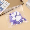Λεπτομέρεια ενός μοβ φλοκάτου squishy πατούσα γάτας 14cm σε διάφανη συσκευασία. - Τεμάχια 12cm / Μοβ Γιγαντιαία Πατούσα Γάτας