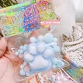 Détail du jouet anti-stress en peluche patte de chat dans un emballage bleu et blanc - Style Flocage / Bleu
