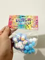 Détail d'un jouet anti-stress patte de chat coloré dans un emballage avec pompons - Style pailleté / Bleu