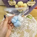 Λεπτομερής μακροεντολή του μπλε και λευκού squishy παιχνιδιού για ανακούφιση άγχους - 7cm Size / Μπλε και Λευκή Πατούσα Γάτας