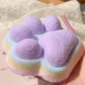Κοντινή λεπτομέρεια ενός μεγάλου squishy παιχνιδιού ανακούφισης από το στρες με πατούσα - Four-Color Rainbow Large Cat Paw - Purple / 12cm