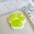 Vue macro d'un adorable jouet squishy patte de chat avec coussinets vert néon brillants - 7cm / Vert Muscat