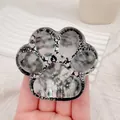 Detaillierte Nahaufnahme des Chamäleon-Kristall-Katzenpfoten-Spielzeugs mit Glitzer - Dark Style Katzenpfote Squishy / Schillerndes Weiß