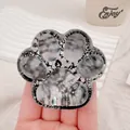Vista dettagliata in primo piano dello squishy a zampa di gatto in cristallo camaleonte - Stile Scuro Zampa di Gatto Squishy / Bianco Abbagliante
