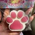 Vue détaillée d'un jouet de stress géant patte de chat rose TPR de 14 cm en main - 7cm / Violet Raisin