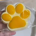 Vue détaillée d'un jouet squishy géant en forme de patte de chat de 14 cm emballé - 7cm / Style Pulpe d'Orange