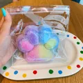 Gedetailleerd overzicht van een regenboog kattenpoot squishy anti-stress speelgoed - Iriserend