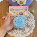 Κοντινό πλάνο ενός μπλε squishy παιχνιδιού τούρτας με πολύχρωμη τρούφα - Πρέτζελ Καρδιά / Μπλε