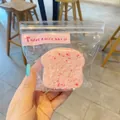 Λεπτομερής προβολή ροζ παιχνιδιού squishy σε σχήμα τοστ για ανακούφιση από το άγχος - Κέικ Σάντουιτς Τοστ / Ροζ