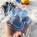 Primer plano de un juguete antiestrés con forma de pata de gato azul translúcido - Pata de Gato Jumbo / 220g/Pack / Azul transparente
