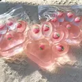 Detalle de un juguete squishy rosa con forma de pata de gato y pequeñas fresas en su interior - Estilo Accesorio de Fresa / 220g/Pack / Rosa Transparente con Fresa