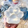 Primer plano de un squishy de pata de gato gigante en TPR suave en bolsa clara - Pata de Gato Jumbo / 220g/Pack / Blanco Claro