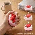 Κοντινή λήψη παιχνιδιού squishy τούρτα φράουλα που δείχνει το εφέ αργής επαναφοράς. - Στρογγυλό Κέικ Κρέμας / Καφέ