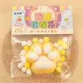 Vue détaillée d'une patte de chat moelleuse squishy emballée dans un sac avec une carte. - Style Flocage / Jaune