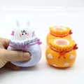 Gros plan d'un jouet à presser en sac de fortune avec un lapin surgissant pour stress - Squishy tasse à presser lapin pochette surprise