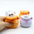 Détail du jouet de compression en sac de chance avec un ours mignon anti-stress. - Squishy tasse à presser ours pochette surprise