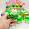Primer plano de un juguete antiestrés suave con un lindo ratón blanco en un repollo verde - Estilo Ratón / Taza de col para apretar [Ratón]