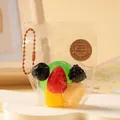 Détail de près d'un jouet squishy sac de fruits miniatures avec charmes fraise et bleuet - 1 Sachet de fruits