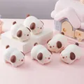 Primo piano di simpatici giocattoli antistress morbidi a forma di cucciolo bianco - Cucciolo Carino / 1 Pezzo