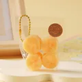 Gros plan détaillé de quatre jouets squishy tranches de banane dans un sac transparent - Bananes, 1 paquet