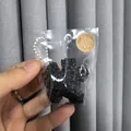 Vue détaillée d'un jouet spongieux de mûre noire dans un emballage plastique clair - Mûres, 1 paquet