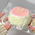 Gedetailleerde weergave van een langzaam terugverende cheesecake squishy met koeienprint - PVC-zak en food-grade siliconen / Kersenbloesem roze melkcake