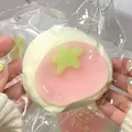 Gedetailleerd overzicht van de cheesecake squishy met een groene ster voor ontspanning - PVC-zak en food-grade siliconen / Kersenbloesem roze tomaat