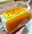 Gedetailleerd zicht op realistische maïsbrood squishy van zachte water-siliconen - Maïs en kaas sandwich