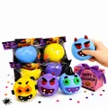 Vista macro de coloridos juguetes antiestrés de monstruos de Halloween para regalar en fiestas - Juego de 12 Cajas de Exhibición / Muñeco feo edición Halloween