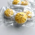 Dettaglio di squishy a forma di pasticceria al tuorlo d'uovo confezionati singolarmente - Dolcetto al tuorlo d'uovo in PVC antistress (insaccato)