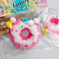 Rosa-weißer Donut-Squishy mit bunten Pompons in der Verpackung - Dunkelrosa Weiß Donut Stil