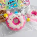 Rosa-weißer Donut-Squishy mit bunten Pompons in der Verpackung - Dunkelrosa Weiß Donut Stil