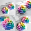 Detailansicht eines farbenfrohen Regenbogen-Waffel-Quetschspielzeugs in Plastikbeutel - Bär Farbe Zufällig / Bunte Waffel Stil