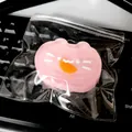 Gros plan d'un jouet squishy en forme de chat rose dans son emballage en plastique - Chat au Fromage Orange / Rose et Orange Transparent