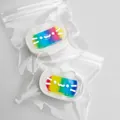 Vue rapprochée de deux jouets squishy chat arc-en-ciel dans des sachets transparents. - Squishy chat au fromage arc-en-ciel / Arc-en-ciel