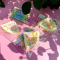 Farbenfrohes, weiches Käsewaffel-Squishy-Spielzeug zum Stressabbau in Einzelverpackung - Gelbe und Weiße Glitzer Dreieckswaffel
