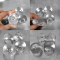 Vista dettagliata della texture a rimbalzo lento di una pallina antistress smiley trasparente - Trasparente