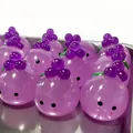 Primo piano del giocattolo antistress a forma di uva viola con dimensione altezza 8,5 cm - Squishy palla di cristallo uva viola