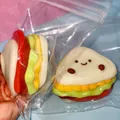 Détail d'un jouet squishy sandwich à rebond lent dans son emballage transparent - Squishy sandwich burger